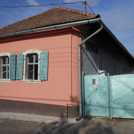 Merum Pinceszet Es Vendegszoba Tallya Ngoại thất bức ảnh