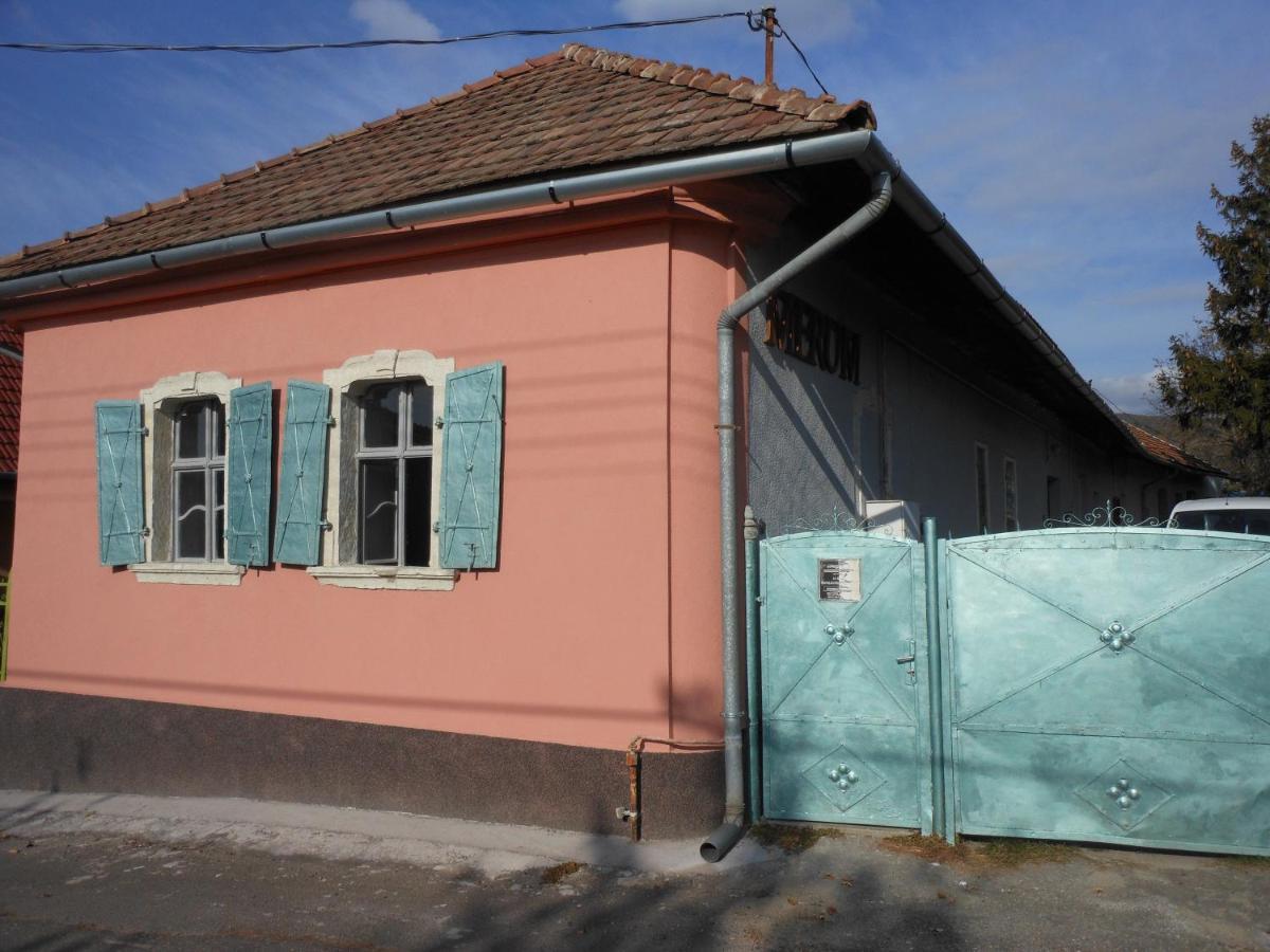 Merum Pinceszet Es Vendegszoba Tallya Ngoại thất bức ảnh
